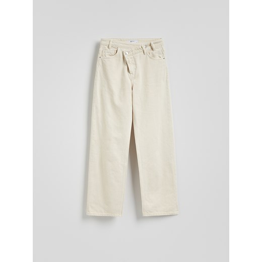 Reserved - Jeansy wide leg z asymetrycznym zapięciem - złamana biel ze sklepu Reserved w kategorii Jeansy damskie - zdjęcie 186003502