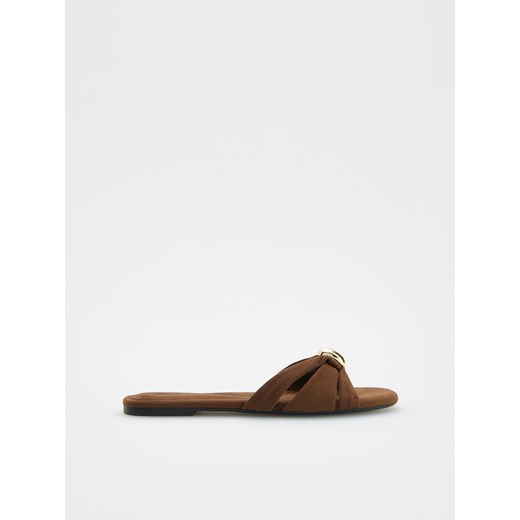 Reserved - Klapki z ozdobną klamrą - ciemnobrązowy ze sklepu Reserved w kategorii Klapki damskie - zdjęcie 186005192