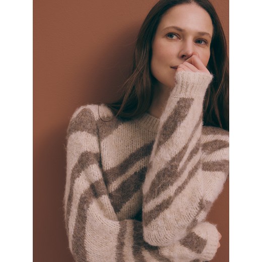 Reserved - Żakardowy sweter ze zwierzęcym wzorem - wielobarwny ze sklepu Reserved w kategorii Swetry damskie - zdjęcie 186005982