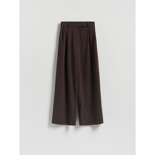 Reserved - Luźne spodnie z zakładkami - ciemnobrązowy ze sklepu Reserved w kategorii Spodnie damskie - zdjęcie 186007594