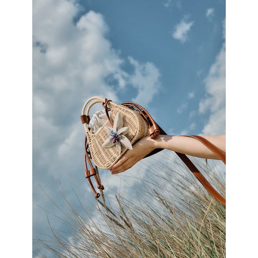 Reserved - Pleciona torebka koszyk z zawieszką - kremowy ze sklepu Reserved w kategorii Torby letnie - zdjęcie 186008260