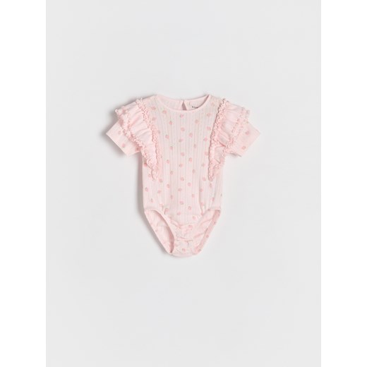 Reserved - Bawełniane body z falbanami - pastelowy róż - id: 4445S-03X - marki Reserved - 186008613 Reserved - Bawełniane body z falbanami - pastelowy róż ze sklepu Reserved w kategorii Odzież dla niemowląt - zdjęcie 186008613