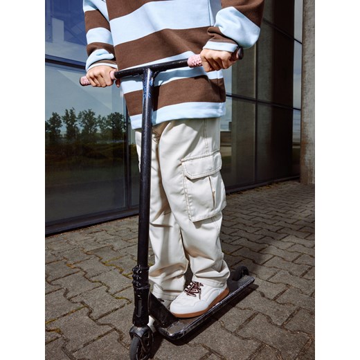 Reserved - Spodnie z kontrastowymi przeszyciami - złamana biel ze sklepu Reserved w kategorii Spodnie chłopięce - zdjęcie 186009943