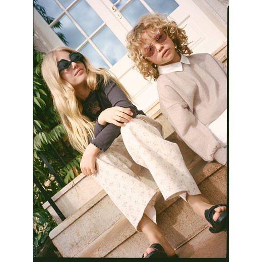 Reserved - Spodnie cargo w kwiaty - beżowy ze sklepu Reserved w kategorii Spodnie dziewczęce - zdjęcie 186011440