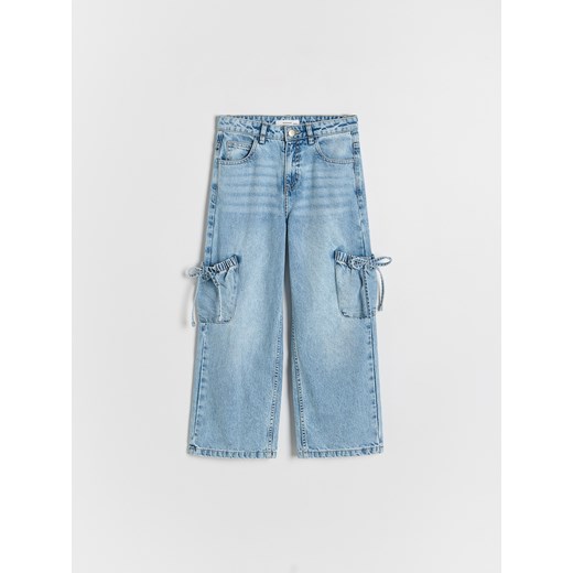 Reserved - Jeansy wide leg z ozdobnymi kieszeniami - niebieski Reserved 128 (7-8 lat) promocja Reserved