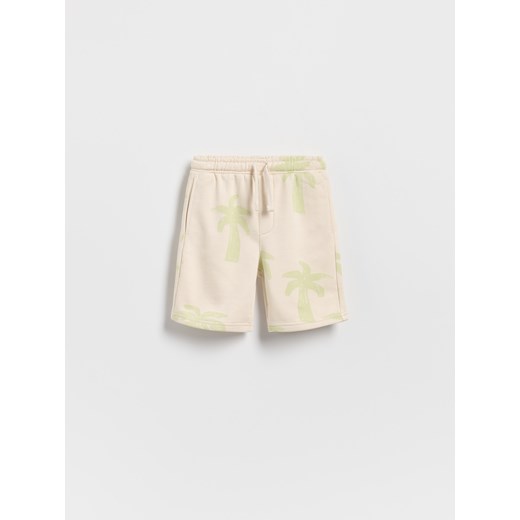 Reserved - Bawełniane szorty z nadrukiem - kremowy ze sklepu Reserved w kategorii Spodenki chłopięce - zdjęcie 186013372