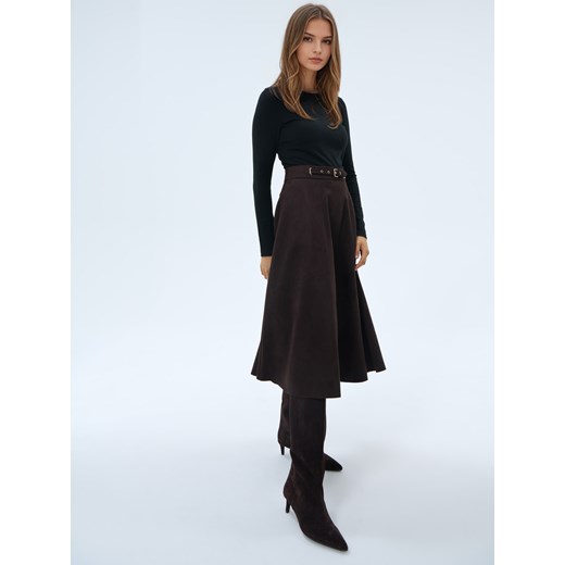 Mohito - Czekoladowa spódnica midi z imitacji zamszu - ciemnobrązowy ze sklepu Mohito w kategorii Spódnice - zdjęcie 186014270