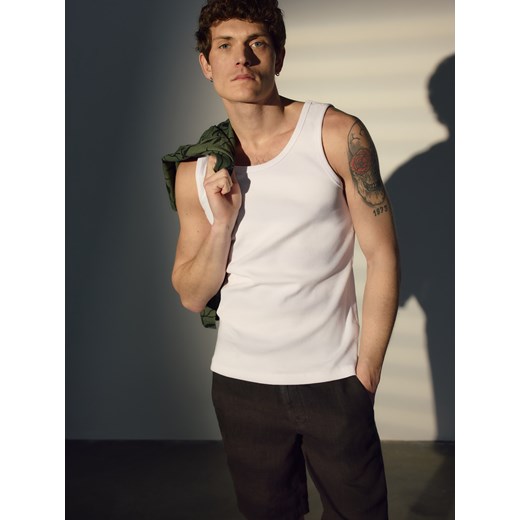 Reserved - Lniane szorty regular fit - ciemnobrązowy ze sklepu Reserved w kategorii Spodenki męskie - zdjęcie 186024321