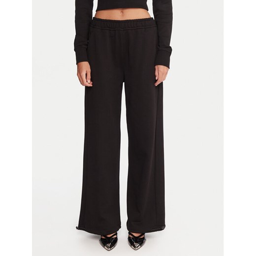 Versace Jeans Couture Spodnie dresowe 79HAAT05 CF01T Czarny Regular Fit ze sklepu MODIVO w kategorii Spodnie damskie - zdjęcie 186031571