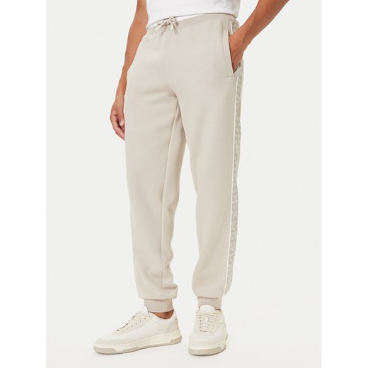 Guess Spodnie dresowe Z5BB18 KB3P2 Beżowy Regular Fit ze sklepu MODIVO w kategorii Spodnie męskie - zdjęcie 186031663