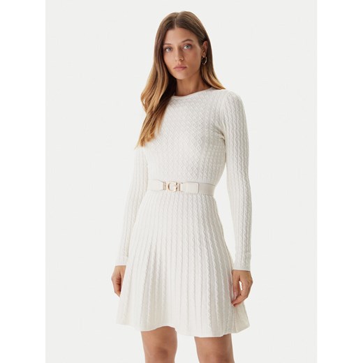 Guess Sukienka dzianinowa W5BK68 Z2YJ2 Écru Slim Fit ze sklepu MODIVO w kategorii Sukienki - zdjęcie 186032002