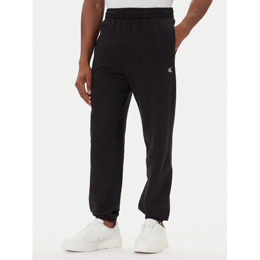 Calvin Klein Jeans Spodnie dresowe LV04RD241G Czarny Regular Fit - id: 0000305346452 - marki Calvin Klein - 186032633 Calvin Klein Jeans Spodnie dresowe LV04RD241G Czarny Regular Fit ze sklepu MODIVO w kategorii Spodnie męskie - zdjęcie 186032633
