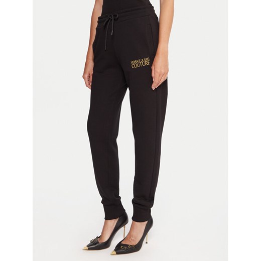Versace Jeans Couture Spodnie dresowe 79HAAT06 CF01T Czarny Regular Fit ze sklepu MODIVO w kategorii Spodnie damskie - zdjęcie 186032993