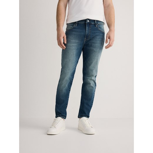 Reserved - Jeansy carrot slim z efektem sprania - indigo jeans ze sklepu Reserved w kategorii Jeansy męskie - zdjęcie 186071320