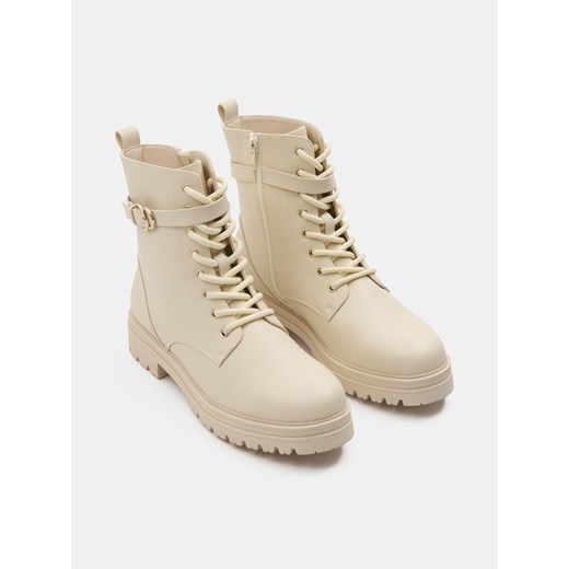 Sinsay - Botki za kostkę z imitacji skóry - kremowy Sinsay 37 Sinsay