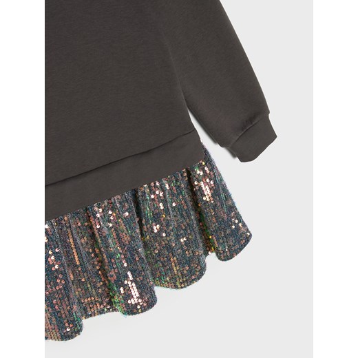 Sinsay - Sukienka dresowa z ozdobnymi cekinami - wielobarwny Sinsay 134 (8-9 l) Sinsay