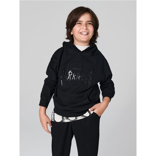 Sinsay - Bluza z kapturem - czarny - id: 013GA-99X - marki Sinsay - 186081711 Sinsay - Bluza z kapturem - czarny ze sklepu Sinsay w kategorii Bluzy chłopięce - zdjęcie 186081711