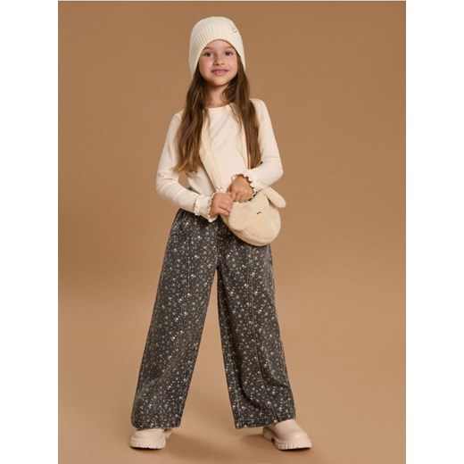 Sinsay - Jeansy we wzór w kwiaty z szeroką nogawką - czarny - id: 389EW-99J - marki Sinsay - 186082651 Sinsay - Jeansy we wzór w kwiaty z szeroką nogawką - czarny ze sklepu Sinsay w kategorii Spodnie dziewczęce - zdjęcie 186082651
