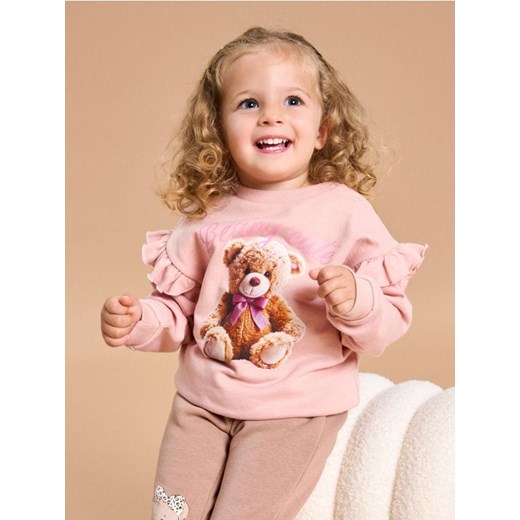 Sinsay - Bluza z falbanami przy rękawach z misiem - różowy - id: 581GK-03X - marki Sinsay - 186083164 Sinsay - Bluza z falbanami przy rękawach z misiem - różowy ze sklepu Sinsay w kategorii Bluzy i swetry - zdjęcie 186083164