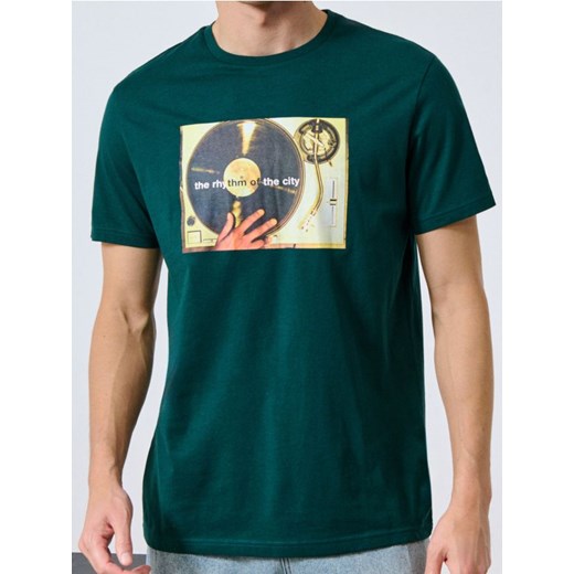 Sinsay - Koszulka z nadrukiem - zielony - id: 586EY-71X - marki Sinsay - 186083183 Sinsay - Koszulka z nadrukiem - zielony ze sklepu Sinsay w kategorii T-shirty męskie - zdjęcie 186083183