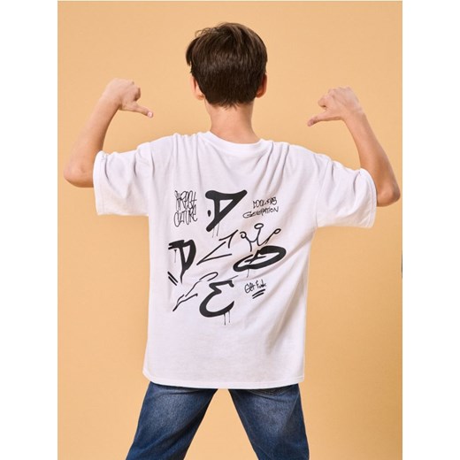 Sinsay - Bawełniana koszulka z nadrukiem na plecach - biały ze sklepu Sinsay w kategorii T-shirty chłopięce - zdjęcie 186084162