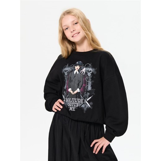 Sinsay - Bluza crewneck z nadrukiem Wednesday - czarny - id: 961ET-99X - marki Sinsay - 186084220 Sinsay - Bluza crewneck z nadrukiem Wednesday - czarny ze sklepu Sinsay w kategorii Bluzy dziewczęce - zdjęcie 186084220