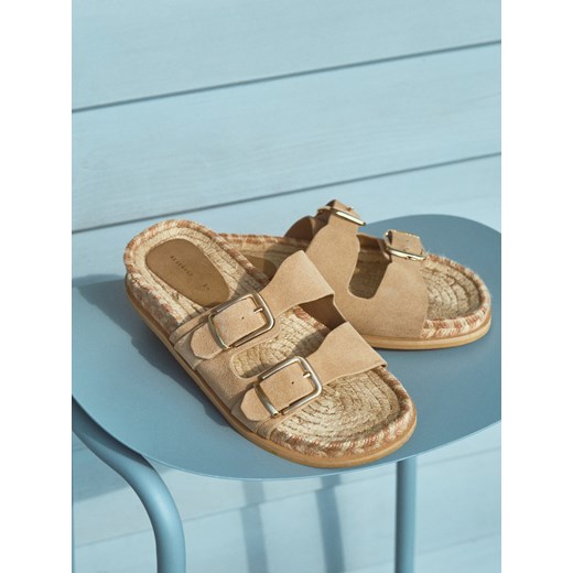 Reserved - Zamszowe klapki - beżowy ze sklepu Reserved w kategorii Klapki damskie - zdjęcie 186088491