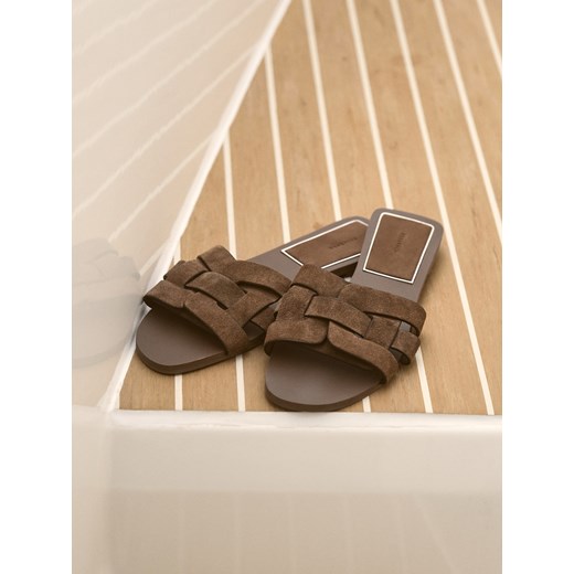 Reserved - Zamszowe klapki - beżowy ze sklepu Reserved w kategorii Klapki damskie - zdjęcie 186088844