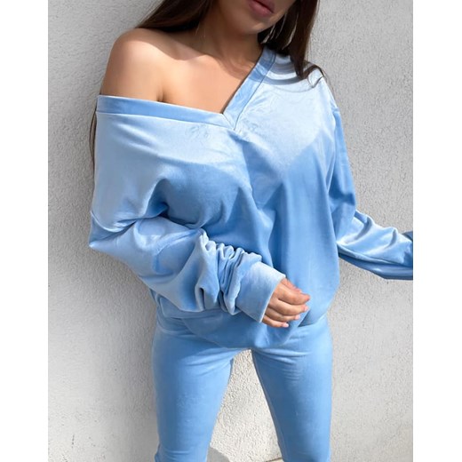 bluza welurowa w serek one size polski producent mielczarkowski – błękitna ze sklepu STYLOWO w kategorii Dresy damskie - zdjęcie 186090903