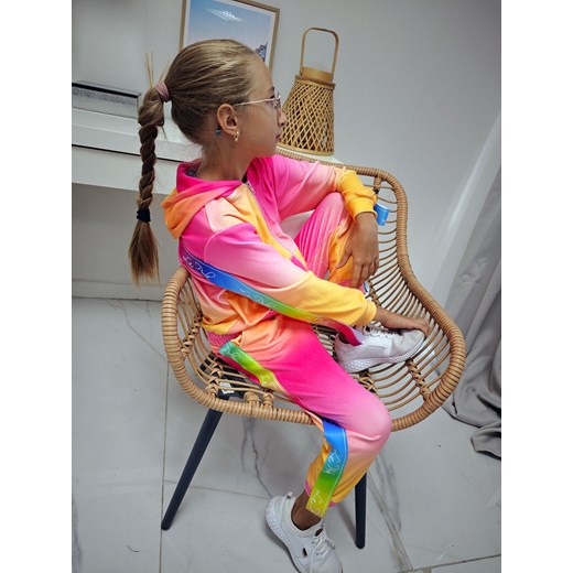 welurowy dziecięcy dres besties multicolor bluza kangurka + spodnie z tęczowym lampasem la perla kids - multicolor pomarańczowy ze sklepu STYLOWO w kategorii Komplety dziewczęce - zdjęcie 186091284