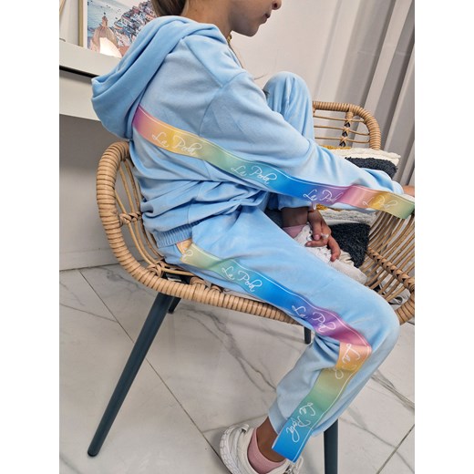 welurowy dziecięcy dres besties multicolor bluza kangurka + spodnie z tęczowym lampasem la perla kids - baby blue błękitny - id: 9316 - marki La Perla - 186091292 welurowy dziecięcy dres besties multicolor bluza kangurka + spodnie z tęczowym lampasem la perla kids - baby blue błękitny ze sklepu STYLOWO w kategorii Komplety dziewczęce - zdjęcie 186091292
