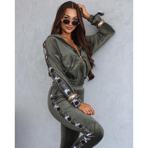 welurowy dres la perla bluza kangurka + spodnie złoty suwak  - khaki lampas pantera ze sklepu STYLOWO w kategorii Dresy damskie - zdjęcie 186091353