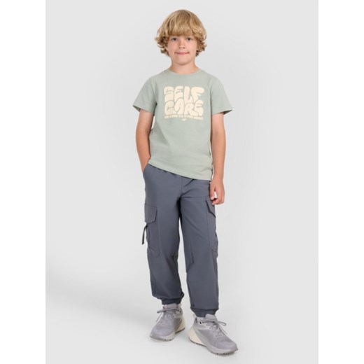 Chłopięce spodnie casual cargo 4F 4FJRAW25TTROM1606 - szare ze sklepu Sportstylestory.com w kategorii Spodnie chłopięce - zdjęcie 186095284