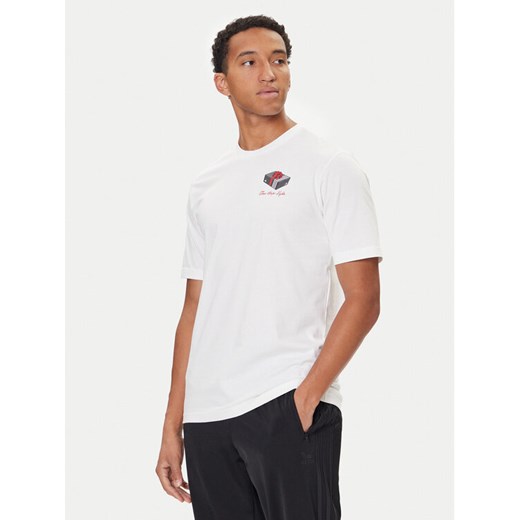 adidas T-Shirt 3-Stripes Lights Giftbox Graphic JV8439 Biały Regular Fit ze sklepu MODIVO w kategorii T-shirty męskie - zdjęcie 186096522