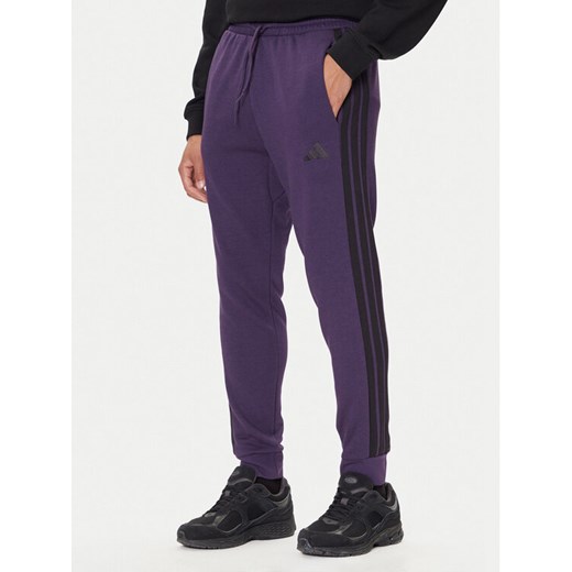 adidas Spodnie dresowe Essentials 3-Stripes JX0750 Fioletowy Regular Fit - id: 0000305427939 - marki adidas - 186125183 adidas Spodnie dresowe Essentials 3-Stripes JX0750 Fioletowy Regular Fit ze sklepu MODIVO w kategorii Spodnie męskie - zdjęcie 186125183