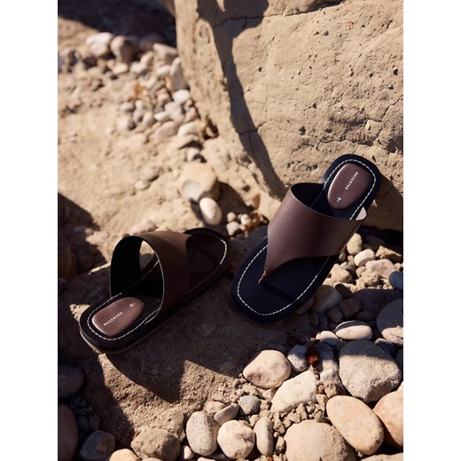 Reserved - Skórzane klapki - beżowy ze sklepu Reserved w kategorii Klapki damskie - zdjęcie 186128214