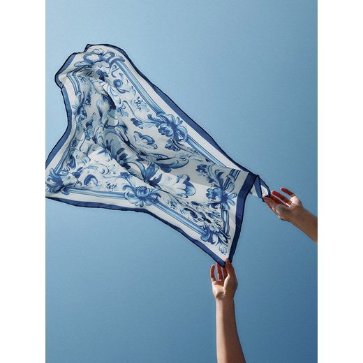 Reserved - Apaszka z autorskim wzorem - niebieski Reserved ONE SIZE promocyjna cena Reserved