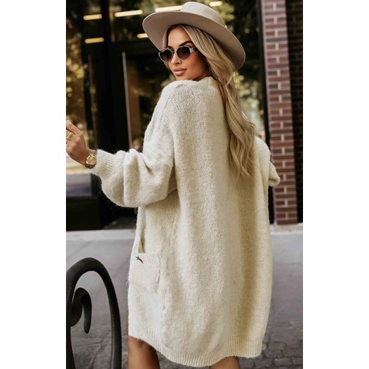 Kardigan oversize z ozdobną broszką 628-1, Kolor beżowy, Rozmiar one size, NUMOCO BASIC ze sklepu Primodo w kategorii Swetry damskie - zdjęcie 186153530