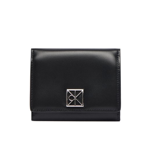 Calvin Klein Portfel Emblem Hw Medium Trifold LV04F1082G Czarny ze sklepu MODIVO w kategorii Portfele damskie - zdjęcie 186167484