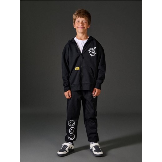 Sinsay - Spodnie jogger Smiley - czarny - id: 434DN-99X - marki Sinsay - 186173033 Sinsay - Spodnie jogger Smiley - czarny ze sklepu Sinsay w kategorii Spodnie chłopięce - zdjęcie 186173033