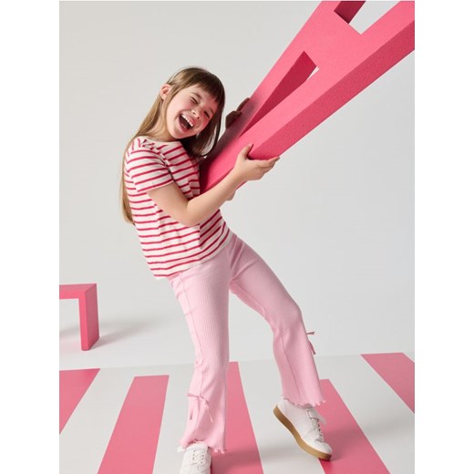 Sinsay - Prążkowane spodnie flare - różowy ze sklepu Sinsay w kategorii Spodnie dziewczęce - zdjęcie 186173154