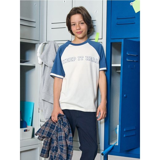 Sinsay - Koszulka z napisem - kremowy - id: YJ958-01X - marki Sinsay - 186173230 Sinsay - Koszulka z napisem - kremowy ze sklepu Sinsay w kategorii T-shirty chłopięce - zdjęcie 186173230
