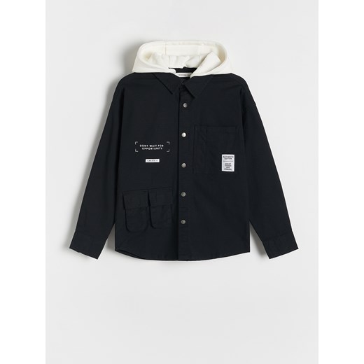 Reserved - Koszula oversize z kapturem - czarny - id: 8967X-99X - marki Reserved - 186178382 Reserved - Koszula oversize z kapturem - czarny ze sklepu Reserved w kategorii Koszule chłopięce - zdjęcie 186178382