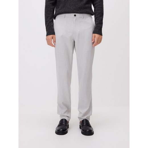 Reserved - Spodnie chino slim z wiskozą - jasnoszary ze sklepu Reserved w kategorii Spodnie męskie - zdjęcie 186184153