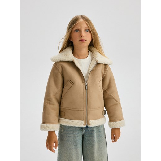 Reserved - Kurtka typu kożuch - beżowy ze sklepu Reserved w kategorii Kurtki dziewczęce - zdjęcie 186184702