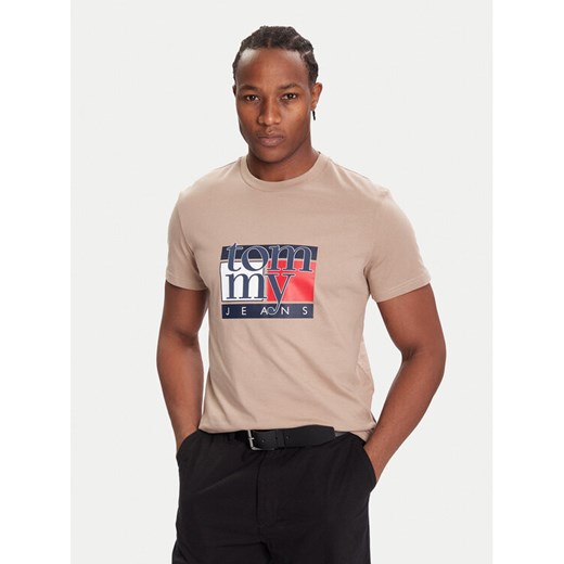Tommy Jeans T-Shirt DM0DM21977 Beżowy Regular Fit ze sklepu MODIVO w kategorii T-shirty męskie - zdjęcie 186186693