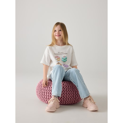 Reserved - T-shirt z nadrukiem Pusheen - złamana biel - id: 535DB-01X - marki Reserved - 186189700 Reserved - T-shirt z nadrukiem Pusheen - złamana biel ze sklepu Reserved w kategorii T-shirty chłopięce - zdjęcie 186189700