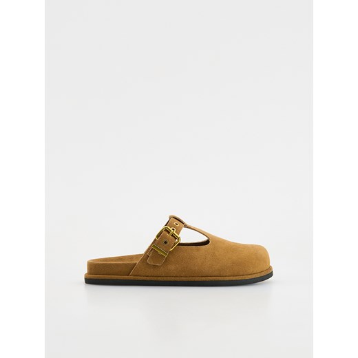 Reserved - Zamszowe mule z klamrą - brązowy ze sklepu Reserved w kategorii Klapki damskie - zdjęcie 186189861