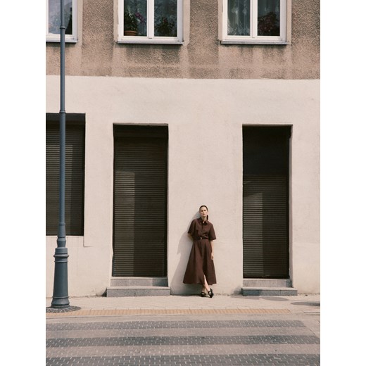 Reserved - Sukienka midi z lnem - brązowy ze sklepu Reserved w kategorii Sukienki - zdjęcie 186191260