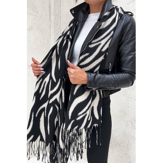 SZAL WE WZORY Z FRĘDZLAMI- BEŻOWY ze sklepu olika.com.pl w kategorii Szaliki i chusty damskie - zdjęcie 186195871